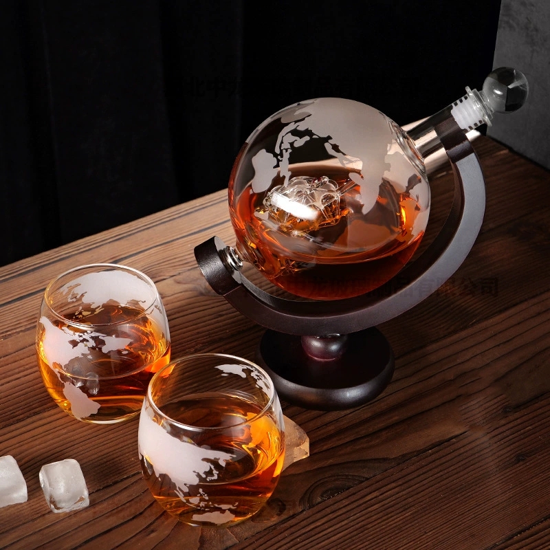 Decanter Globe Set - 1L クリエイティブグローブデカンタセット、鉛フリーカラフェ絶妙な木製スタンドとウイスキーグラス 2 個付きウイスキーデカンタバーアクセサリー